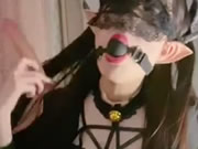 Азиатская худая девушка маленький дьявол мастурбирует