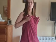 Арабская грудастая девушка провокационно танцует