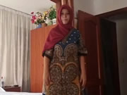 Арабская шлюха в красном хиджабе